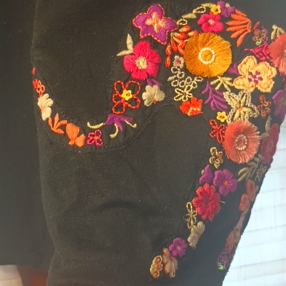 NWOT Black Beautiful Exotic Chico's V Neck Linen Top w Elephant Decor US Size S - Picture 3 of 7